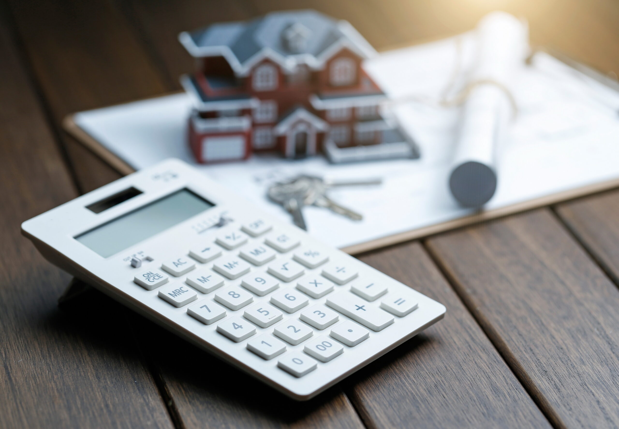 Ev modeli ve hesap makinesi — kredi ve finansal planlama görseli